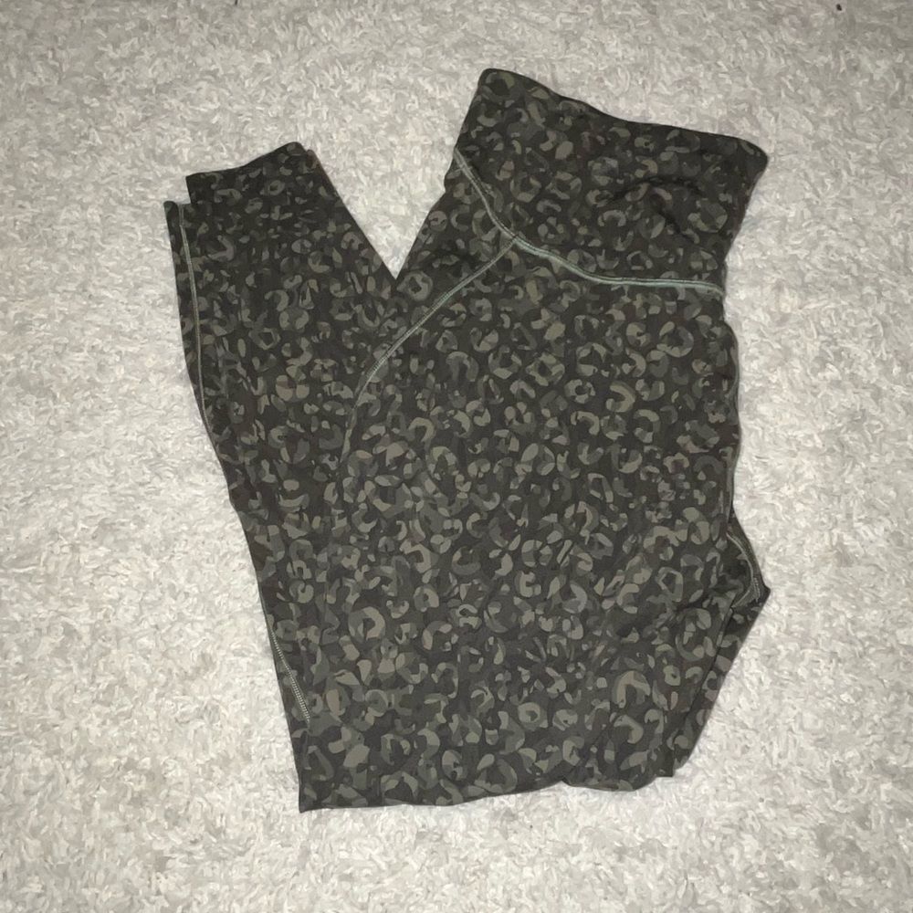 Lululemon base pace 25” green camo leggings size 12